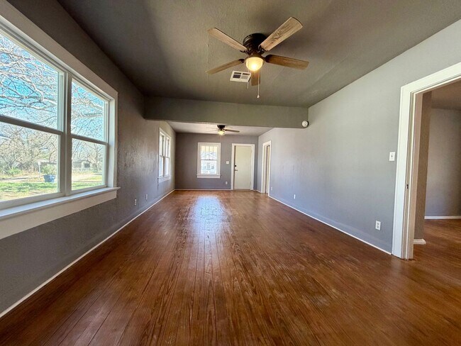 Foto del edificio - 3 Bedroom and 1 Bathroom Home in Shawnee for rent