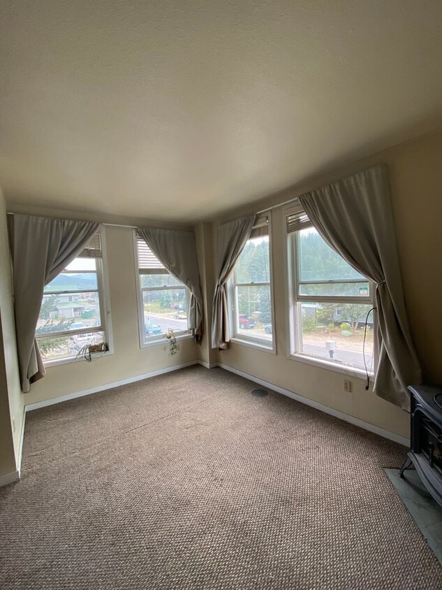 Primary Photo - In town 1 bedroom/1 bathroom plus large la...