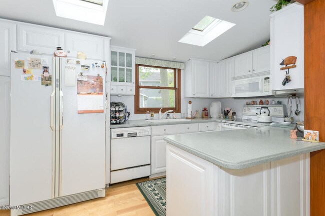 Building Photo - 2032 Midlake Dr