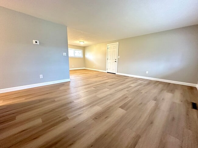 Building Photo - 305 Primrose Ln