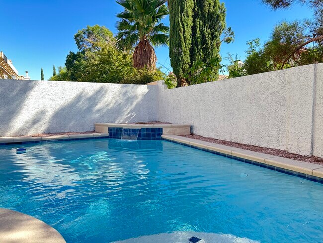 Piscina con pequeño rellano, calefacción solar, fuente de agua y luz LED que cambia de color. - 3320 Haven Beach Way