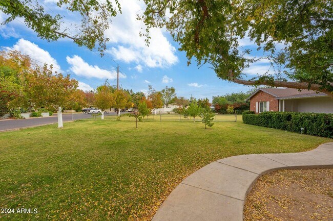 Building Photo - 1635 W Frier Dr