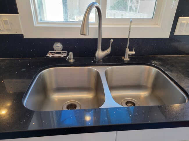 Cocina con dos fregaderos - 11721 Puryear Ln