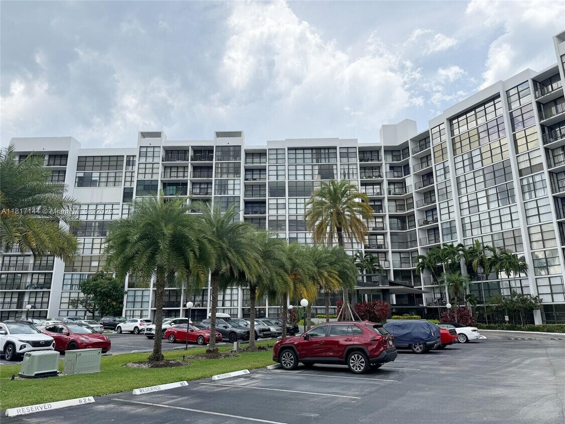 Primary Photo - 800 Parkview Dr