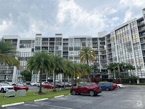 Building Photo - 800 Parkview Dr