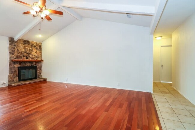 Foto del edificio - 3401 Meadow Wood Ct