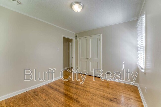 Building Photo - 1409 Dearing Rd
