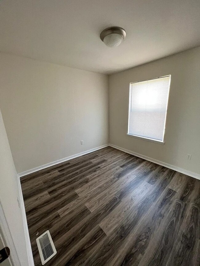 Building Photo - Freshly Updated | 2 Bed 1 Bath | E. Richmo...
