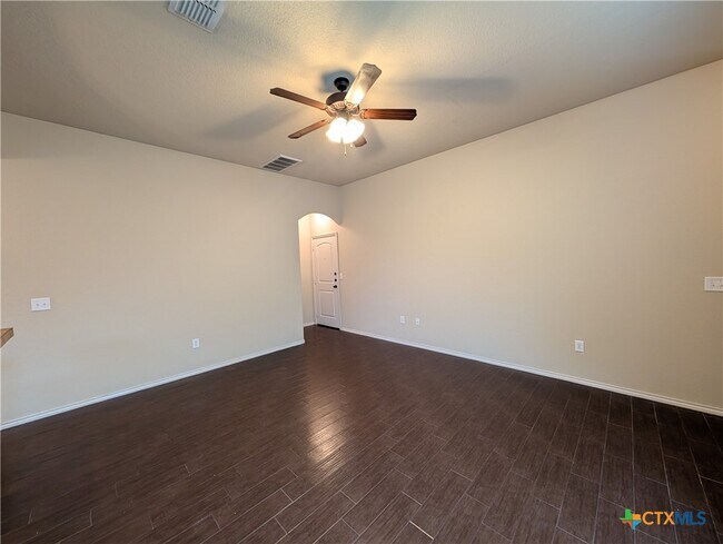 Foto del edificio - 669 Creekside Cir