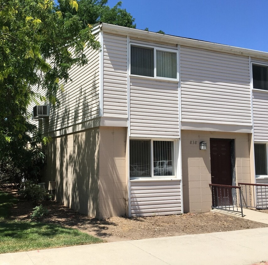 Primary Photo - Cute updated 2 bed 1.5 bath Condo on S Cur...