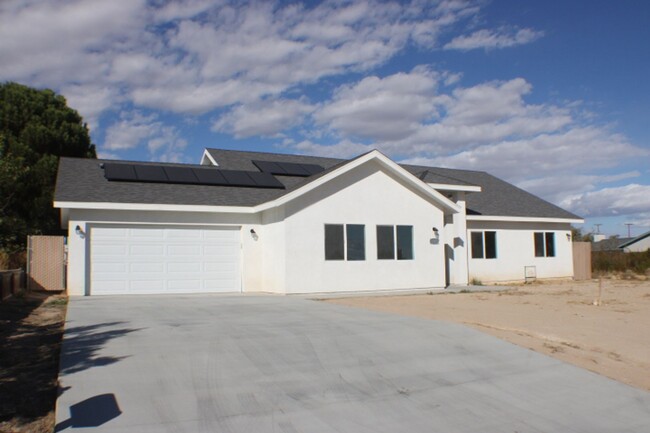 Building Photo - Modern Living in California City