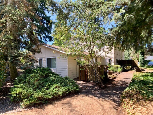 Foto del edificio - Charming 2BR Condo with a Garage in the Highly Desired McGillivray Neighborhood!