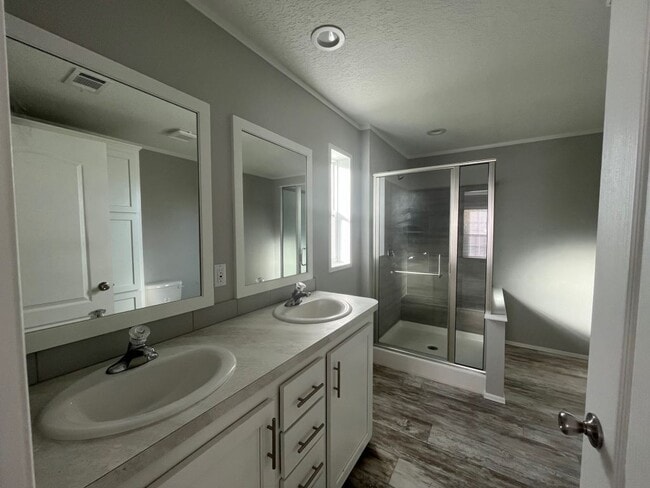 Building Photo - 3 Eland Dr