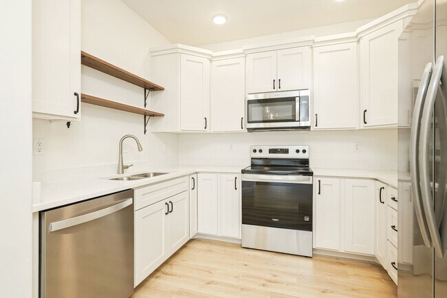 Foto del edificio - Welcome home to this beautifully designed 3-bedroom, 2-bathroom new construction townhome in one ...