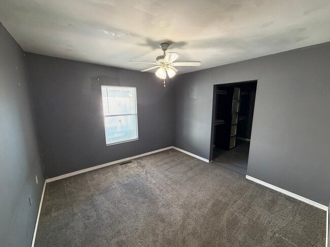 Building Photo - 305 W Lindburg St