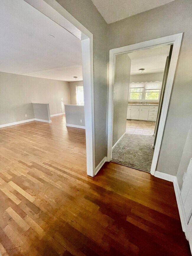 Foto del edificio - Must see This 4 Bedroom 2 Bath Tri Level Home. Located Close to Sugar Creek Rd and N. Tryon St