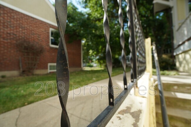 Foto del edificio - 2506 Woodlawn Ave