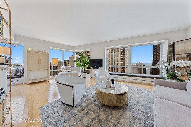 Building Photo - 57 E Delaware Pl