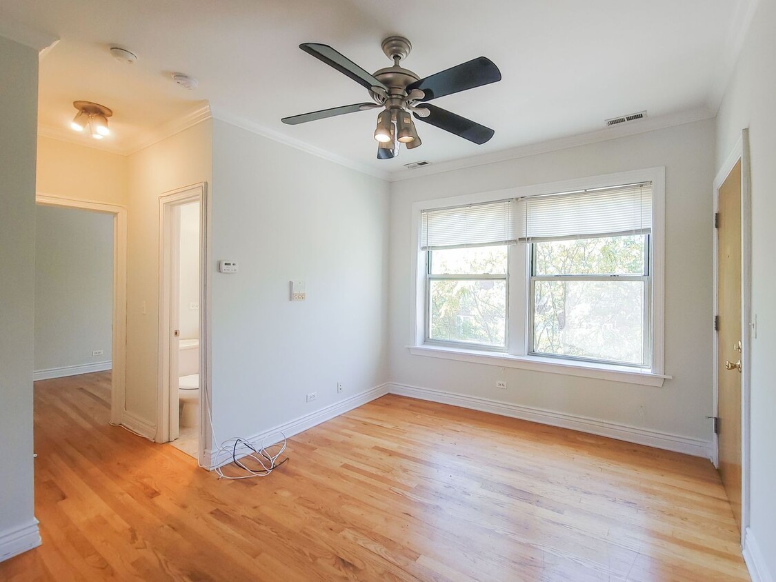 Foto principal - 1215 W Waveland Ave