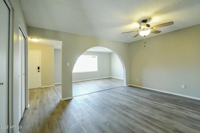 Foto del edificio - 5009 W Torrey Pines Cir