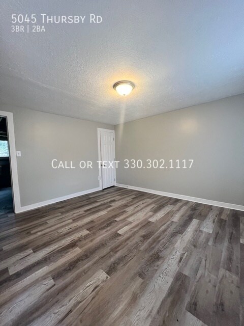 Foto del edificio - Large completely remodeled THREE bedroom t...