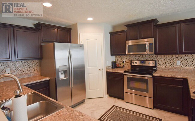 Foto del edificio - Gorgeous townhome w/2 car garage, triple Blackman schools, neighborhood pool!