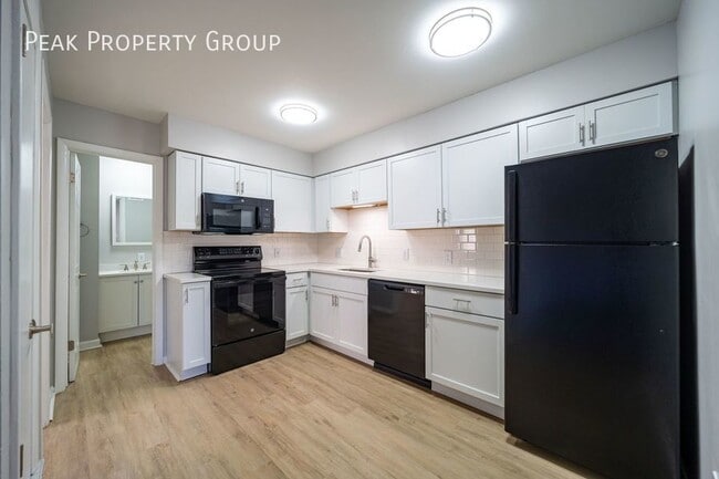 Building Photo - Available in October!! Newly Renovated 1 B...