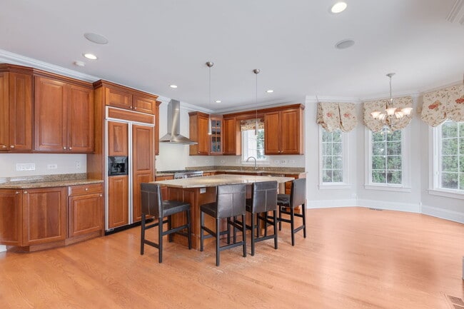 Building Photo - 420 Pine Manor Dr