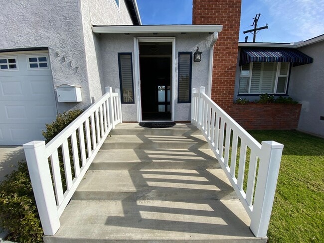 Building Photo - 8BD/4BA on Rockford! POOL & SPA!