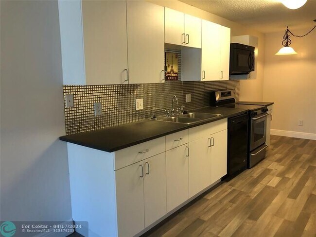 Foto del edificio - 2050 Oleander Blvd