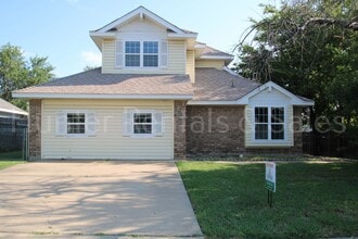 Building Photo - 2205 Armadillo Dr