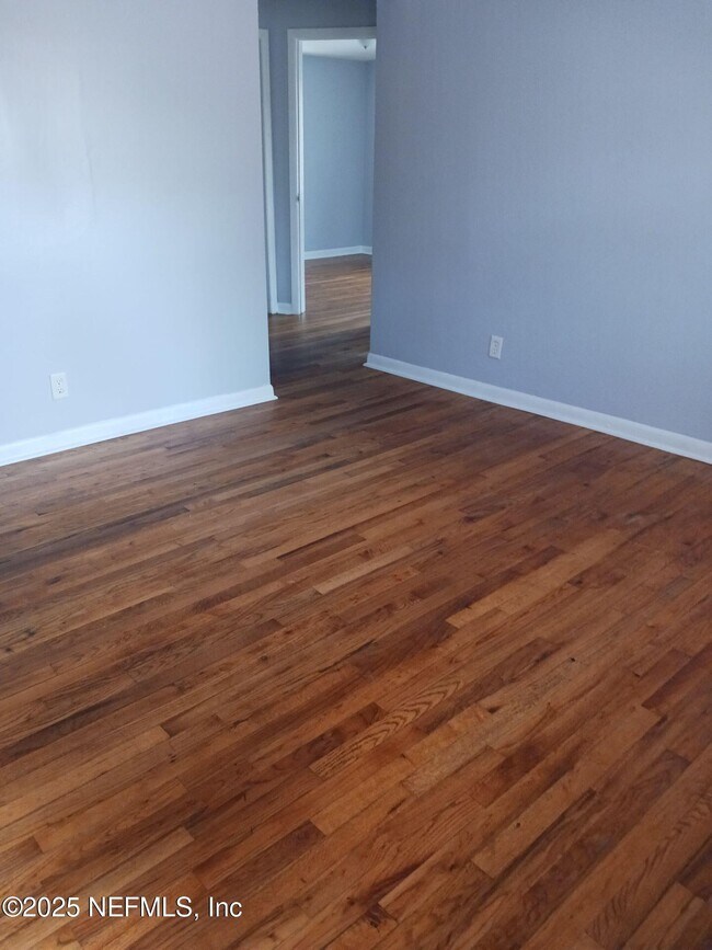 Foto del edificio - 1145 W 25th St