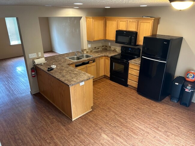 Kitchen - 595 Jackson St W