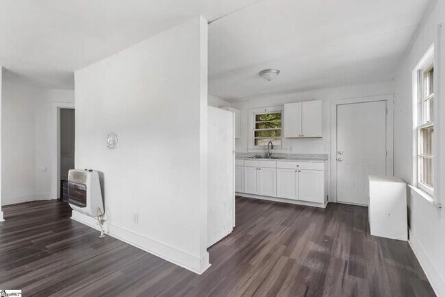 Foto del edificio - "Charming 2-Bedroom Retreat at 111-A North Bell Street, Clinton - Your Cozy Home Awaits!"