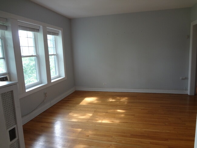 Building Photo - 5463 S Ingleside Ave