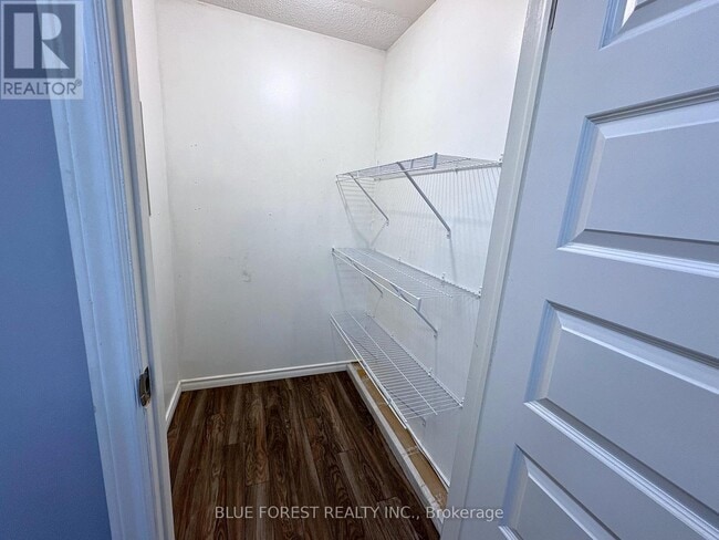 Building Photo - 739-739 Deveron Crescent