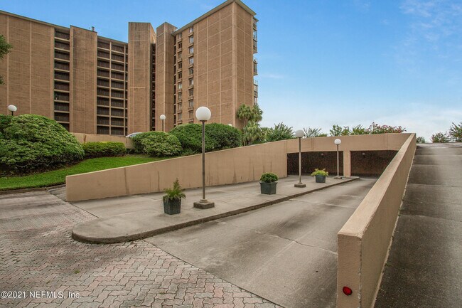 Building Photo - 4401 Lakeside Dr