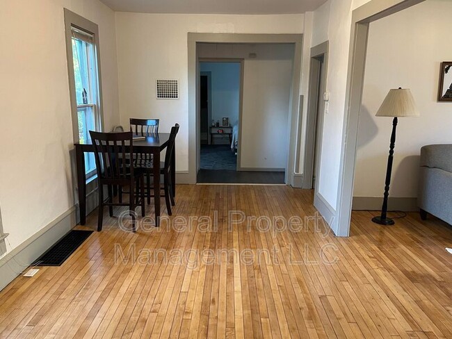 Building Photo - 4 bed 1.5 Bath near UWEC! Available June 1st