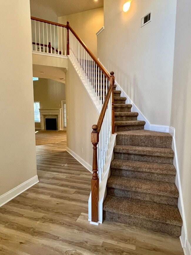 Building Photo - Large 4 Bedroom 2.5 Bath Home