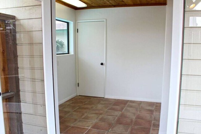 Bonus Room - 2487 Newcastle Ave