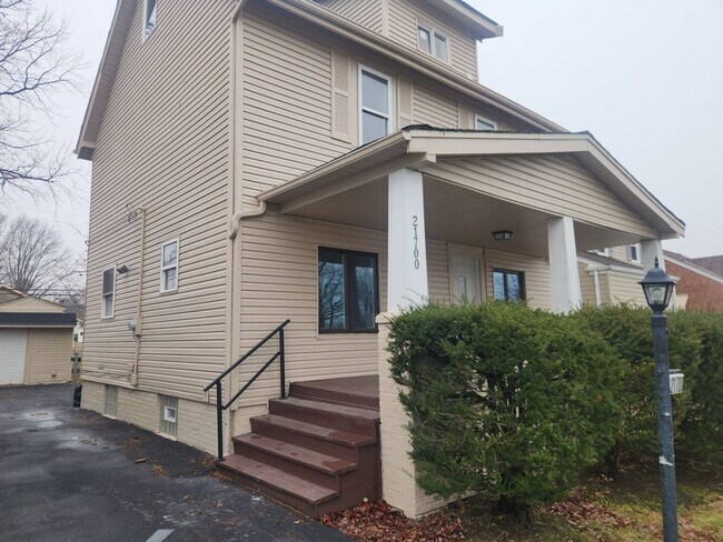 Building Photo - Charming 3-Bedroom Property in Prime Location