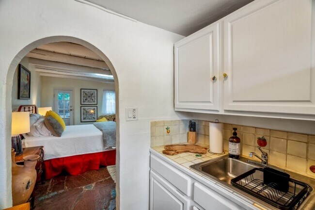 Foto del edificio - 634 Garcia Street #24 - Furnished Historic...