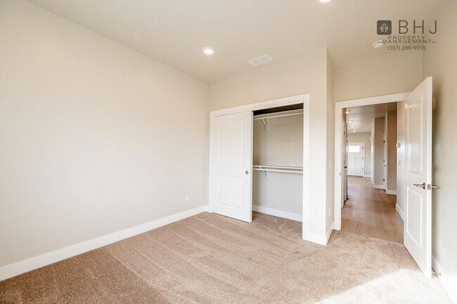 Foto del edificio - BRAND NEW 2 bed/  2 bath Do Friendly Twin ...