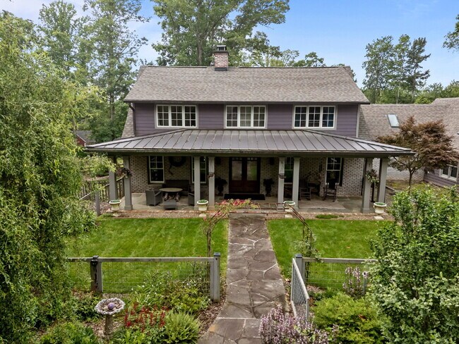 Building Photo - Charming Furnished Estate with Full-Servic...