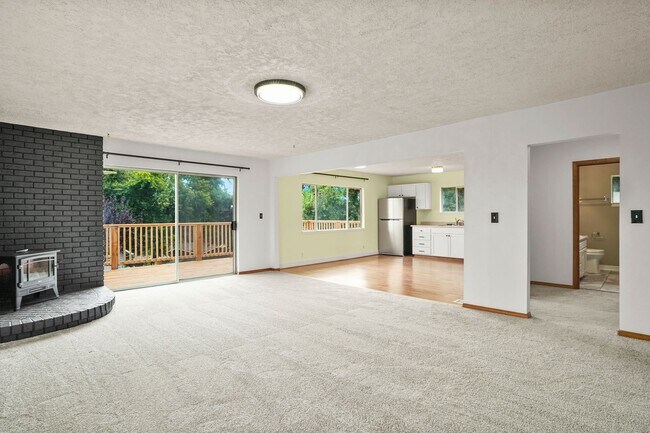 Building Photo - Wonderful 4 bedroom, 2 Bath on Oversized l...