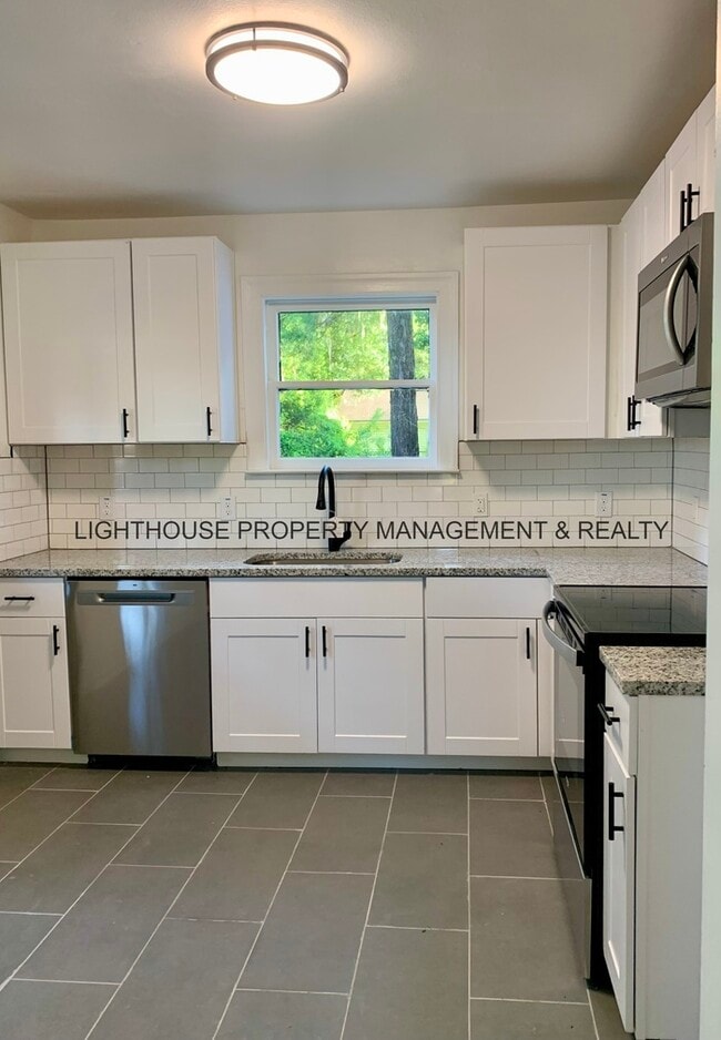 Building Photo - Cozy 2 Bed/2 Bath Home with Detached Garage!