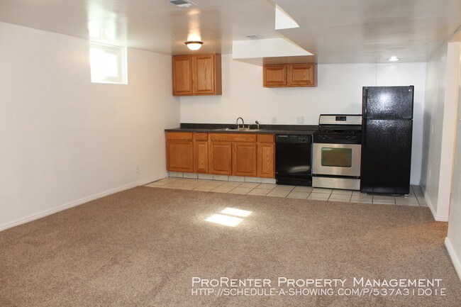 Foto del edificio - Huge 2 Bed, 1 Bath Clearfield Basement Unit
