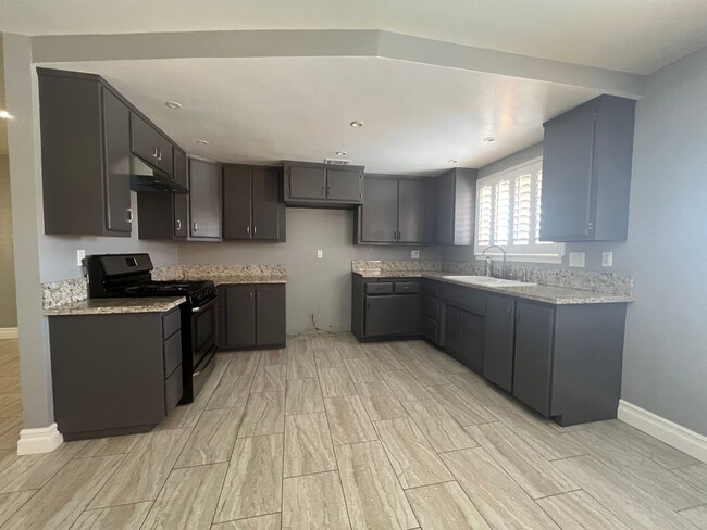 Foto del edificio - 3 bedroom plus BONUS Room 2 bath home in H...