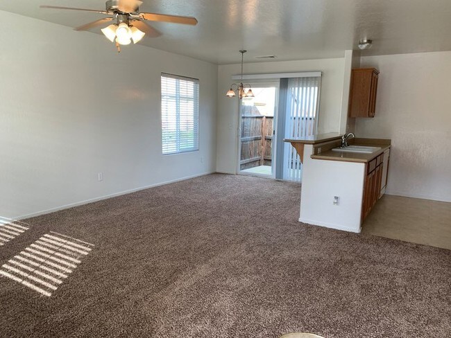Building Photo - Lovely 2 Bed, 2 Bath in Paseo Del Lago!