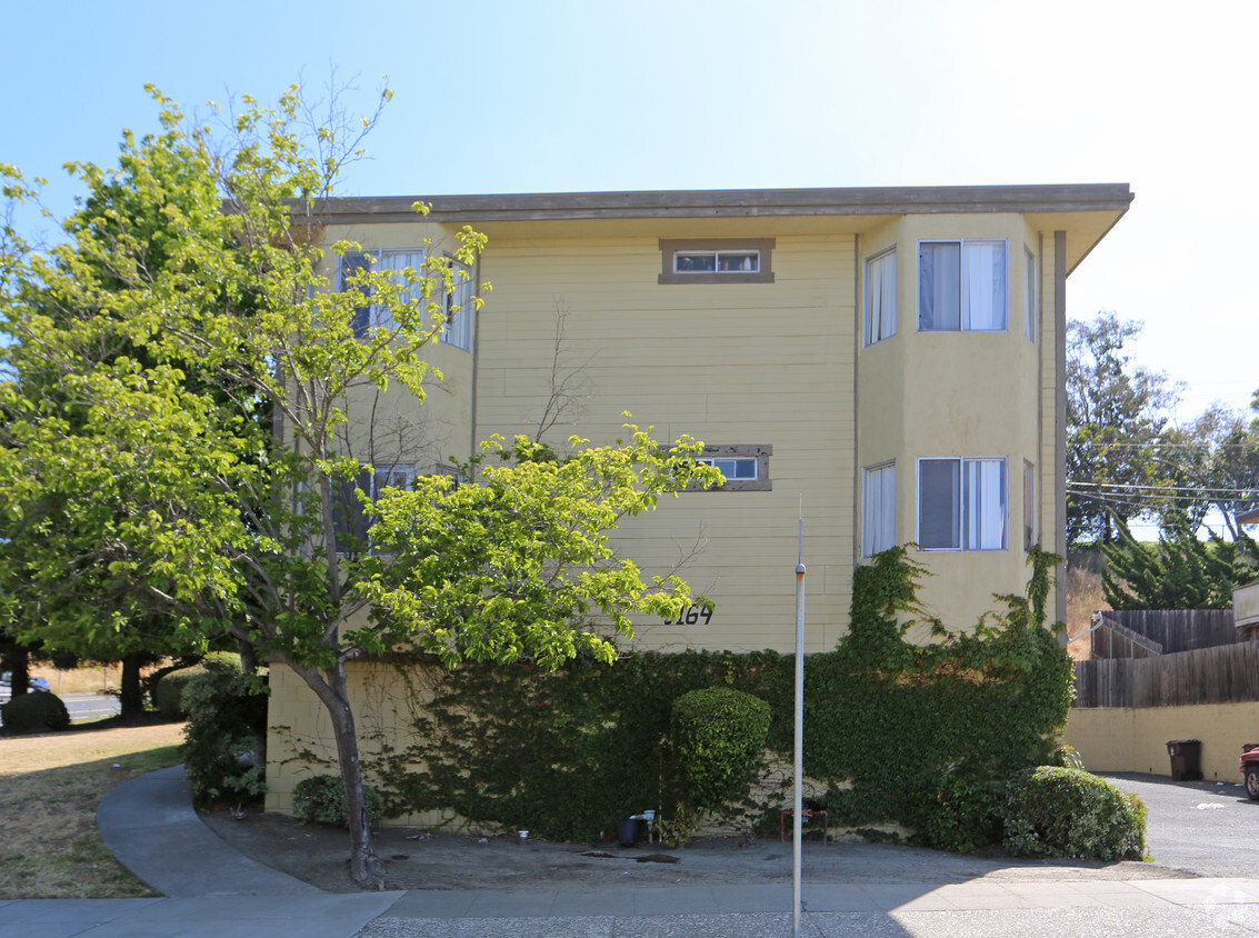 Building Photo - Hilltop Apartments